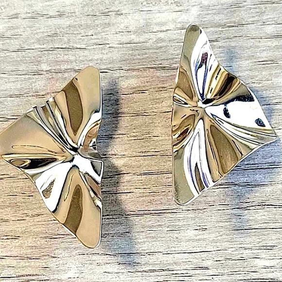 ๐๐ Vintage Bright Gold Tone Wing Pleated Clip Earrings - Picture 3 of 7